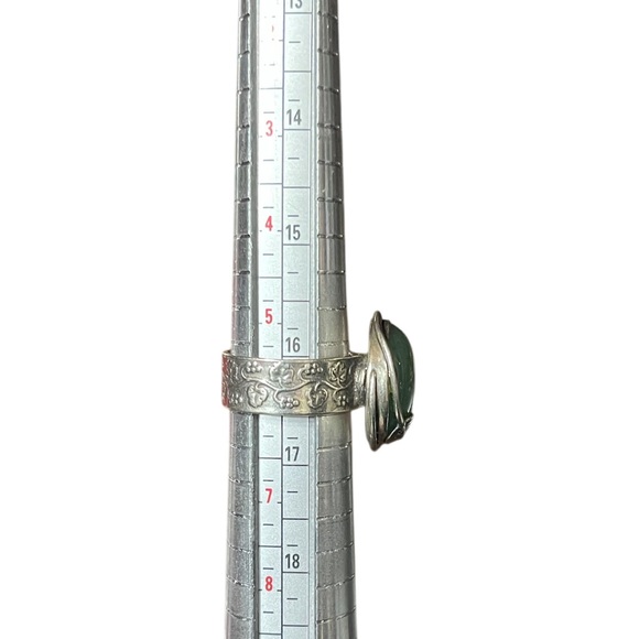 Signed Israel Round Cabochon Jade Stone & 925 B Silver Grape Vine Motif Ring - Picture 11 of 11